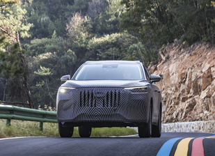 定位瑞虎8之上,首搭自产8AT!奇瑞全新SUV谍照曝光