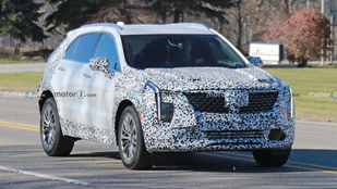 换装曲面双联屏,或2023年初亮相!新款凯迪拉克XT4谍照