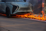 把一臺電動車放在火上燒140s會發生什么事情？