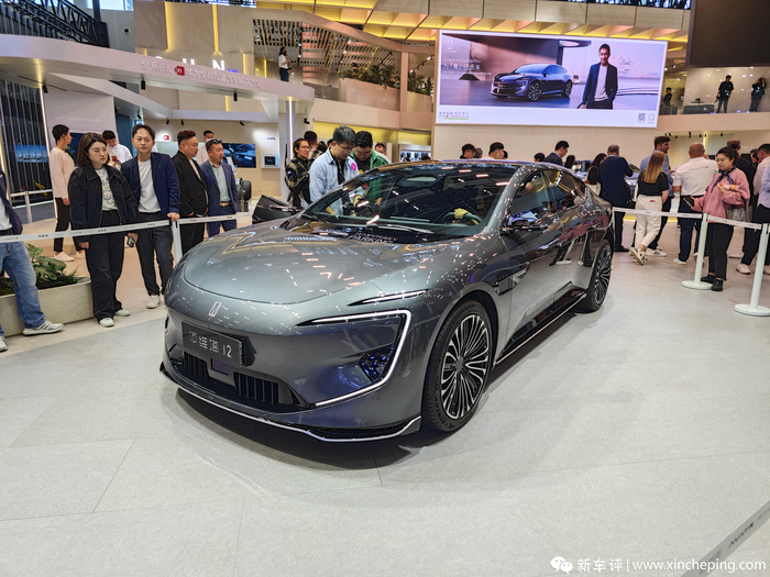 华为智驾鸿蒙座舱最美华为系轿车阿维塔12亮相