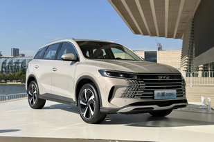 全新比亞迪入門級插混SUV，11.28萬起，虧電油耗3.79L！