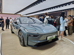 遮住logo就是国产车，广汽丰田铂智7上海车展首发