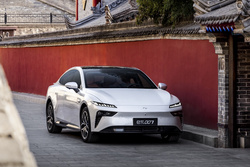 搭載AI大模型！11.59萬起 2025款東風奕派eπ007正式上市