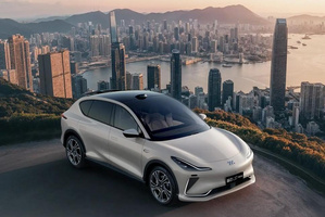 标配后轮转向+空悬+副驾零重力，智己LS7焕新版32.99万！